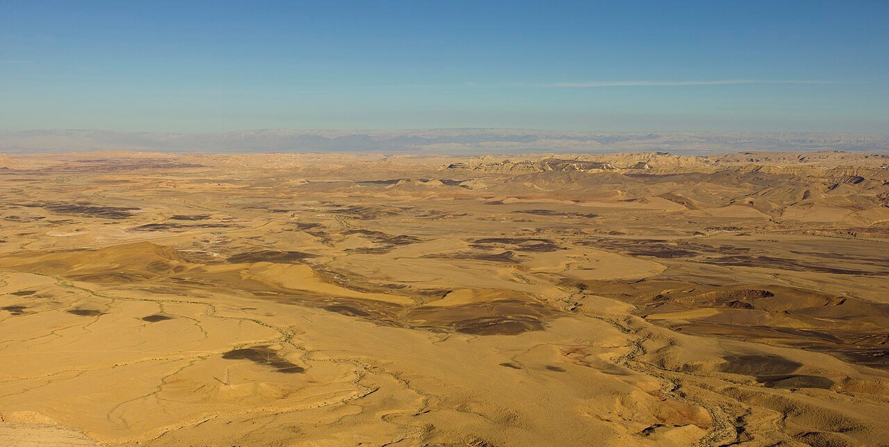 El desierto del Negev en Israel: paisaje árido y formaciones rocosas