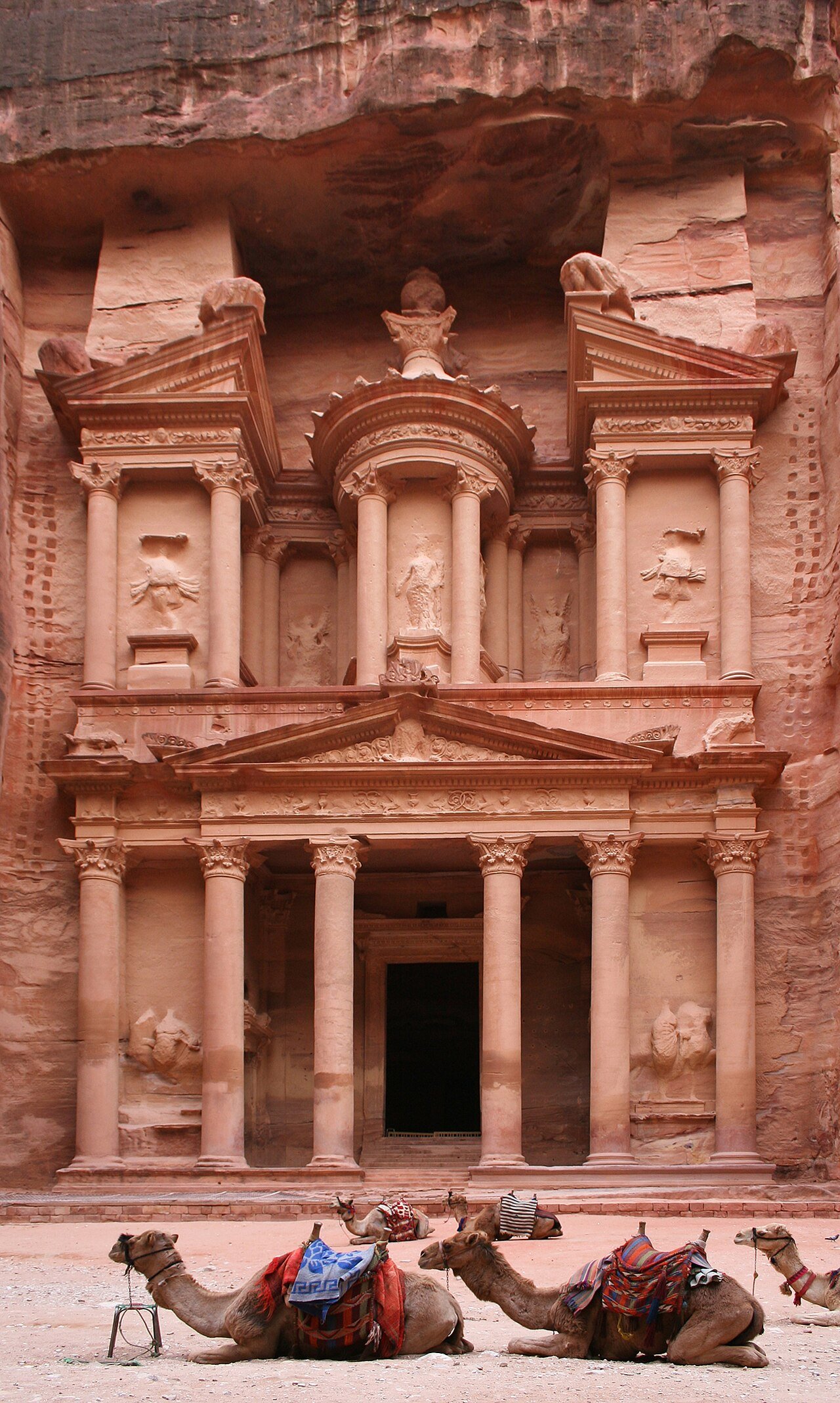 El Tesoro Al-Khazneh de Petra tallado en roca arenisca rosada, Jordania