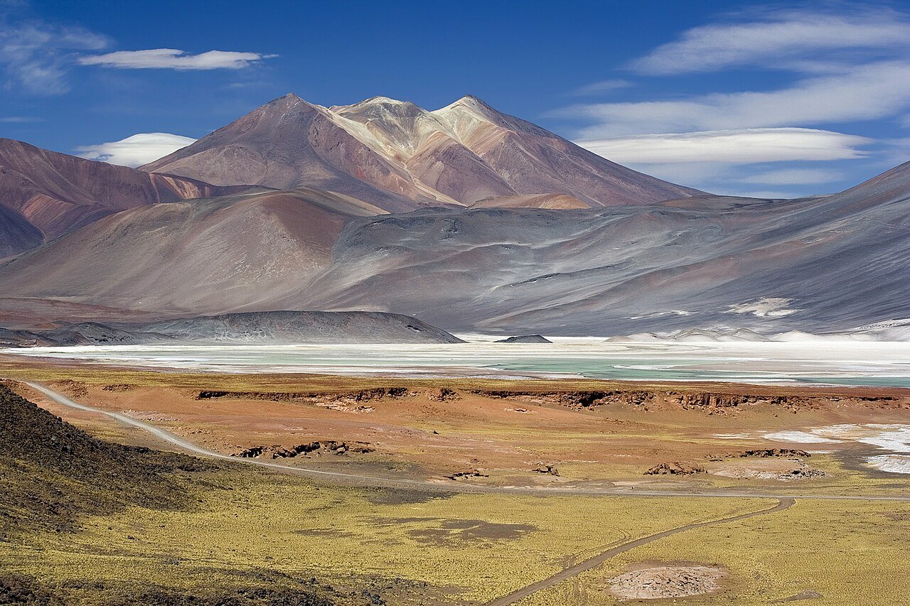 Desierto de Atacama al atardecer con volcanes nevados al fondo, Chile