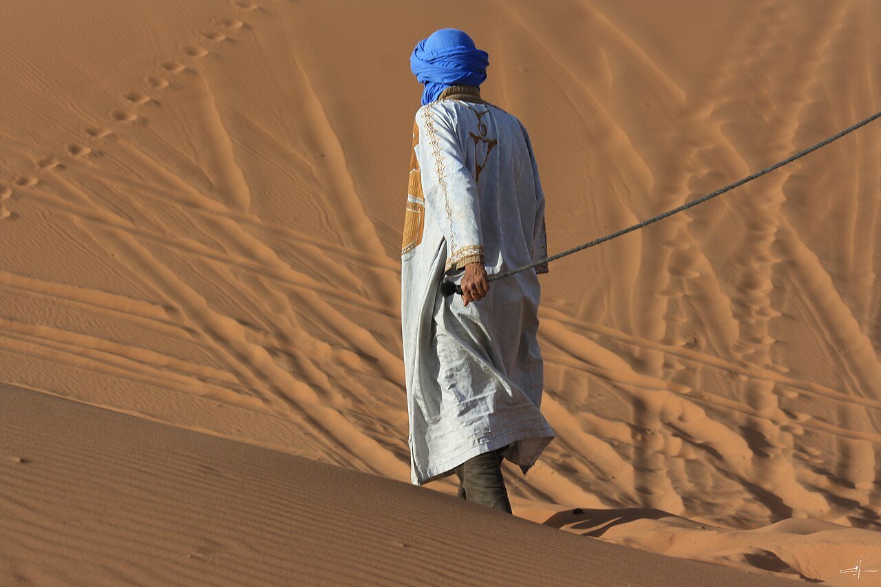 Hombre tuareg en el Sahara con túnica tradicional