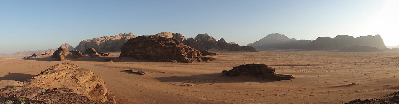 Las formaciones rocosas rojas del desierto de Wadi Rum en Jordania