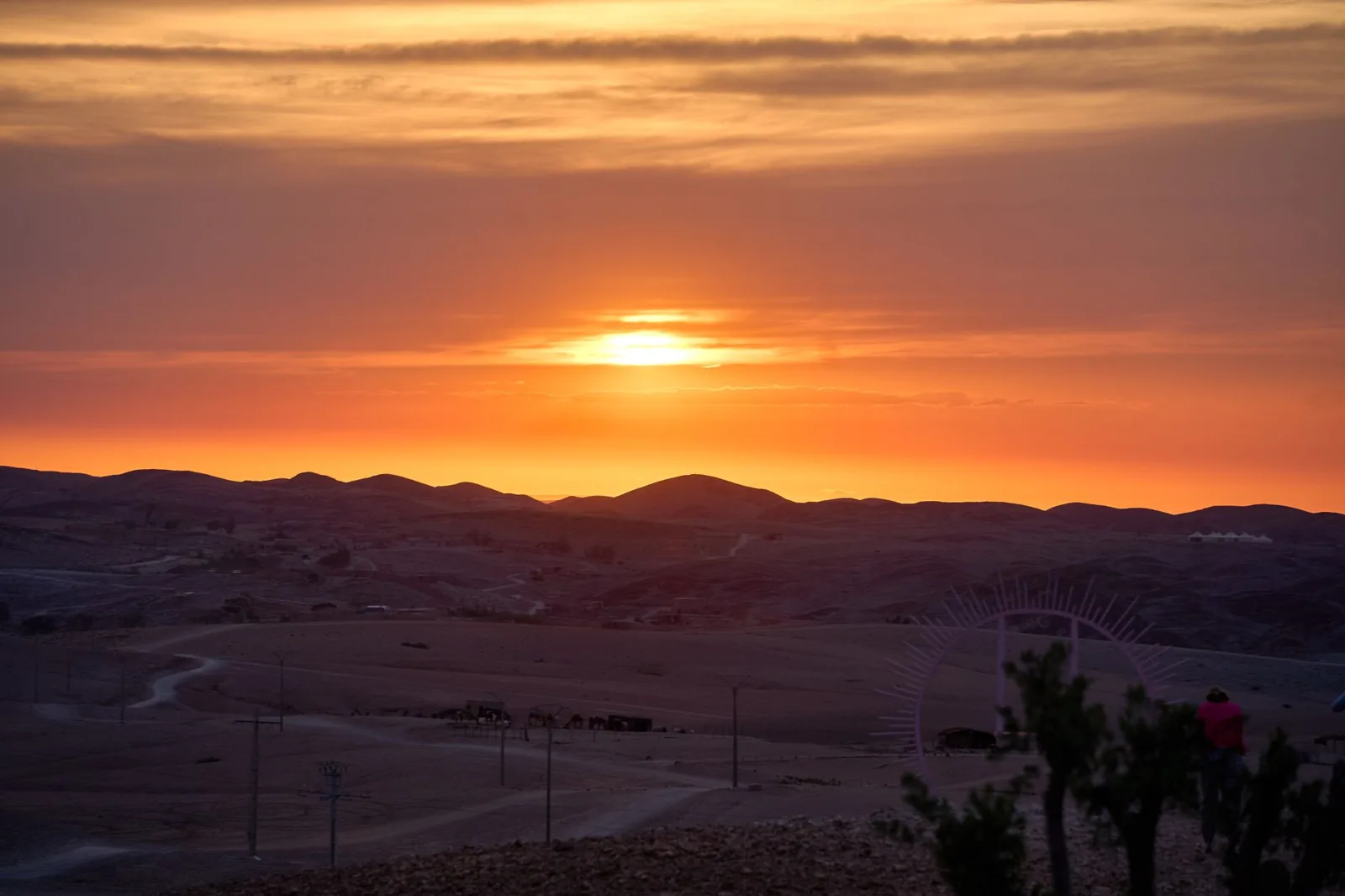 Atardecer sobre las colinas de un desierto de piedra cerca de Marrakech