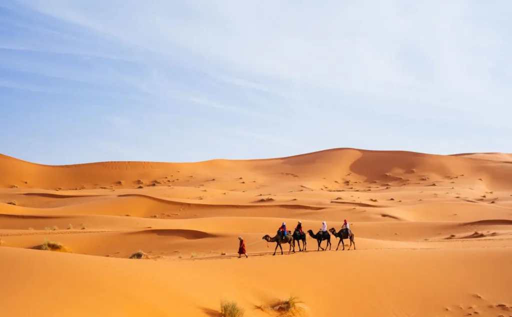 Caravana de dromedarios cruzando las dunas del Erg Chebbi en Merzouga